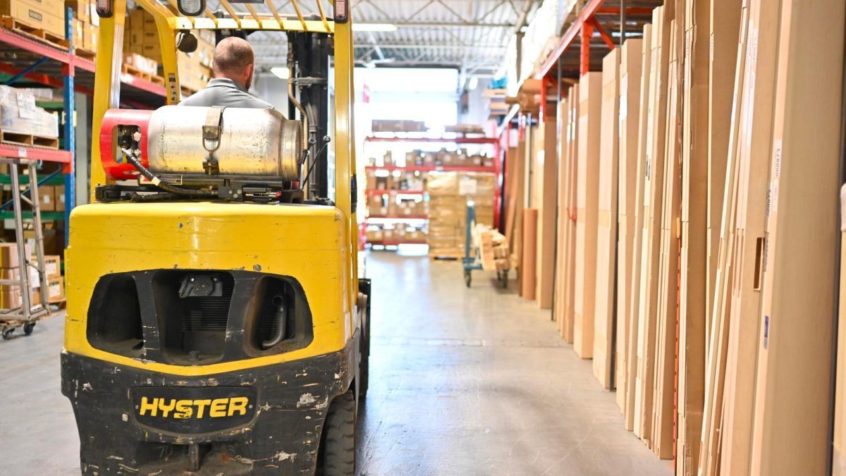 Porte commerciale en acier robuste avec quincaillerie architecturale – Raymond Architectural