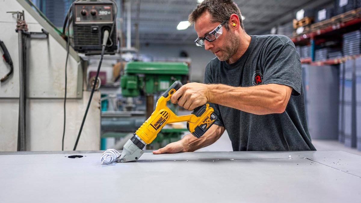 Porte architecturale en acier installée avec quincaillerie commerciale haut de gamme – Raymond Architectural