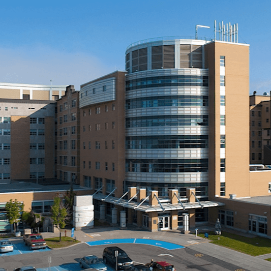 Portes architecturales en acier installées au département de psychiatrie de l’hôpital de Rimouski – Raymond Architectural