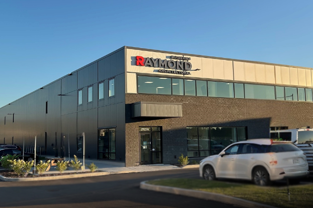 Bâtiment corporatif moderne de Raymond Architectural avec logo sur la façade, siège social au Québec – Raymond Architectural